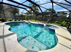 Cozy house with private pool and heated jacuzzi，位于Frontenac的酒店