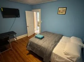 Fidelia Emerald Room Queen Bed within minutes of Newark Liberty International Airport and Newark Penn Station