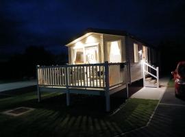 Lakeland Caravan Retreat in Grange-over-Sands，位于格兰奇奥沃桑茨的酒店