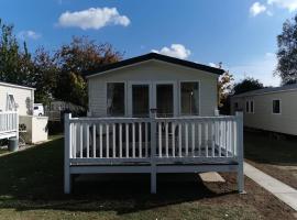 Roaming Retreat Caravan Calm，位于Little Clacton的酒店