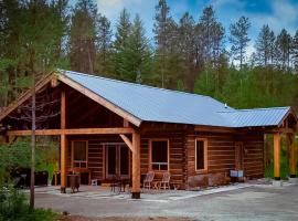 7 Min To Glacier, Fire Pit, Frontier Cabin,，位于Coram的酒店