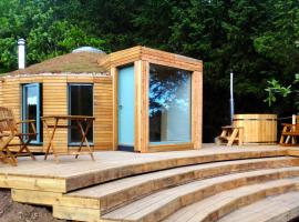 Otter - Eco Bothy with Hot Tub，位于道格拉斯堡的酒店