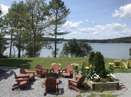 Woodhaven - Seaside Accommodations，位于Waweig的木屋