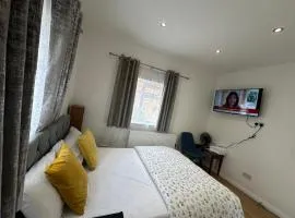 Luxury Ensuite 2nd Studio Flat With Great Views in Keedonwood Road With Fully Own Bathroom Newly Added And Private Kitchenette