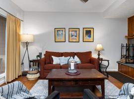 condo at Wintergreen walk to slope, pool access，位于Wintergreen的酒店