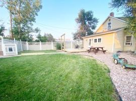 Dwntwn Custer Farmhouse On Main St With Hot Tub，位于卡斯特的酒店