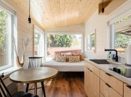 Stay Portland Collection - Mesa Tiny House Oasis on Alberta，位于波特兰的酒店