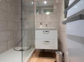 55m2 cosy au calme avec terrasse et box individuel，位于Nouzonville的酒店