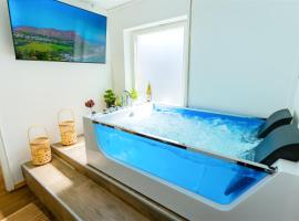 THE BIG M&Uuml;NSTER f&uuml;r bis zu 12, Whirlpool, Sauna, zentral, Tischfu&szlig;ball, Balkon, Gasgrill，位于乌尔姆的带泳池的酒店