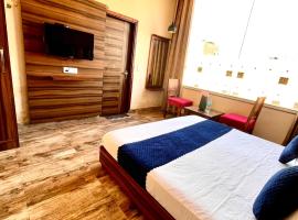 Hotel Woodlark Zirakpur Chandigarh !! Top Rated & Most Awarded Properties in Tricity !!，位于钱德加尔的酒店