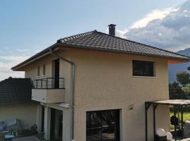 Villa avec piscine，位于Cusy的酒店