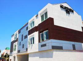 格兰德维尤旅馆，位于贺茂沙海滩赫莫萨海滩码头附近的酒店