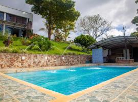 Lujosa finca en La Cumbre, Piscina, jacuzzi, WiFi, 5BR，位于La Cumbre的酒店