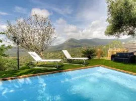 Maison en bois village entre montagne et mer