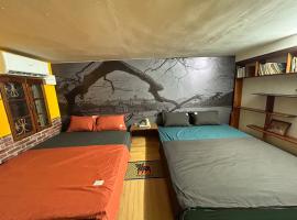 Bungalow House,2 bedrooms,Old Quarter, Near Hoankiem Lake，位于河内的酒店