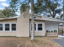 Charming 1960s Cottage, 5 Min Walk to Beach and Shops