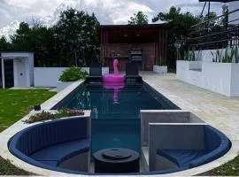 Villa moderna con una hermosa piscina, fogata y BBQ