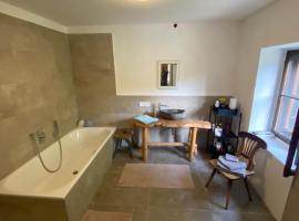 Schlosstaverne Sighartstein Familienzimmer，位于瓦勒湖畔诺伊马克特的酒店