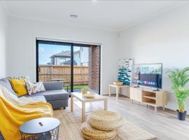 Charming 3BR Home with Study in Junction Village，位于克兰伯恩的酒店
