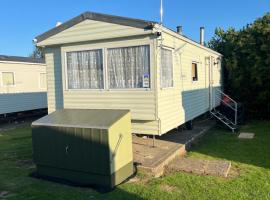 6 Berth Holiday Home at Seawick Holiday Park，位于Saint Osyth的酒店