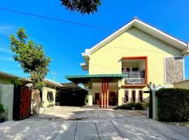 Wisma Anugerah Redpartner Near Masjid Zayed Solo