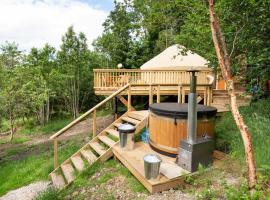 Yurtshire Eavestone Lake - Beech，位于里彭的酒店
