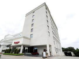Ramada by Wyndham Lucknow Hotel and Convention Center，位于勒克瑙的酒店