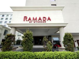 Ramada by Wyndham Lucknow Hotel and Convention Center，位于勒克瑙的酒店