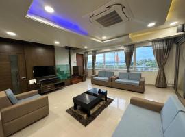 Siddharth Lake View Penthouse，位于戈尔哈布尔科尔哈浦机场 - KLH附近的酒店