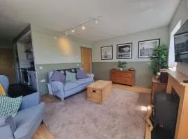 1-Bed Apartment - Sleeps 2 & Private Parking