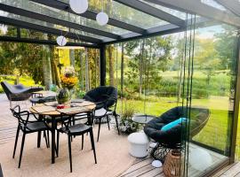 House and sauna where city comforts meet nature，位于Aiaste的酒店