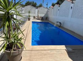 Private oasis with its own pool near the beach Urla'da Özel Havuzlu Evde Konakla，位于乌尔拉的酒店