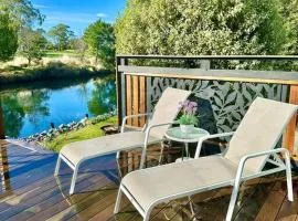 Black Swan Cottage - Unique riverfront living