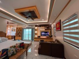 Luxury Vacation House Oceanfront in Lila, Bohol，位于Lila的酒店