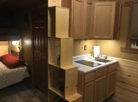 Cabin 2 Brand new Rental car available，位于卡斯特的酒店