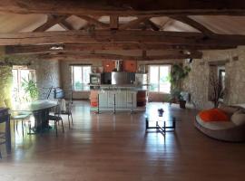 Maison type loft au coeur du village，位于Simorre的酒店