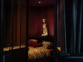 LOVE ROOM LORIENT LoveLoft L'Escapade Romantique，位于洛里昂的酒店