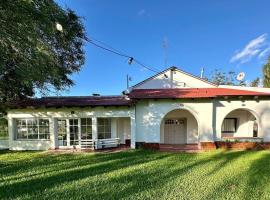 Chalet zona Norte con salida al lago "Casa Lila"，位于费德拉西翁的木屋