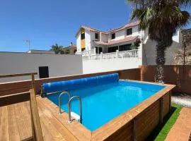 Chalet piscina privada max 26º Jardín, tranquilidad，位于Caleta de Interián的木屋