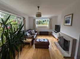 Peaceful Glastonbury Bungalow - Ideally Located，位于格拉斯顿伯里的酒店