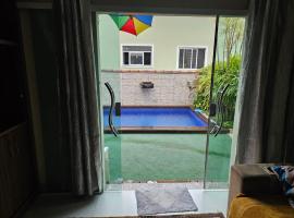 Espaço inteiro com piscina e sauna , todo equipado em Nova Friburgo!，位于新弗里堡的酒店