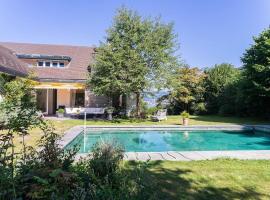 Lovely 60ies Villa on the lake, pool and Sauna，位于豪尔根的别墅