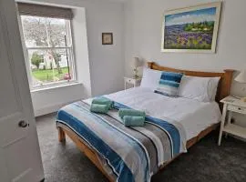 House - Sleeps 8 - Pets Ok - Parking