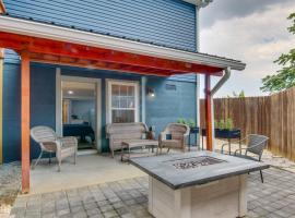 Hendersonville Apt with Deck Walk to Main Street!，位于亨德森维尔的酒店