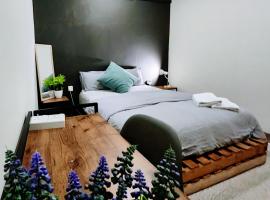 Upspot Kuching Waterfront Premium Hostel，位于古晋的酒店