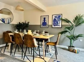 Stylish 5 Bedroom House in Basingstoke with Parking by PureStay