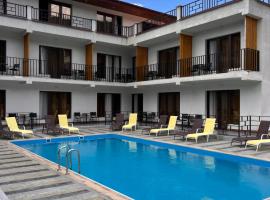 Anne's Hotel in Mestia，位于梅斯蒂亚的带泳池的酒店