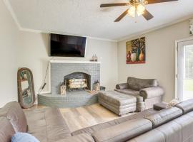 Inviting Jacksonville Home Less Than Half Mi to University，位于杰克逊维尔的酒店