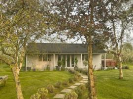 Orchard Retreat - Rural Cabin - Private Hot Tub!，位于格洛斯特的酒店