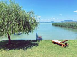 BALATON A KERTBEN - BALATON IN THE GARDEN - Beachfront houses with beautiful view, private beach，位于鲍洛通费尼韦什的乡村别墅